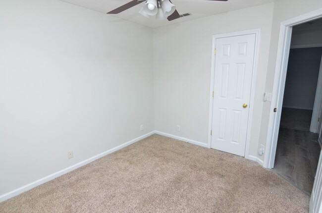 Building Photo - 3637 Crossbrooke Dr