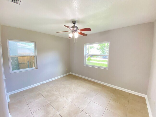 Building Photo - 3/2 single family home minutes from Lake E...