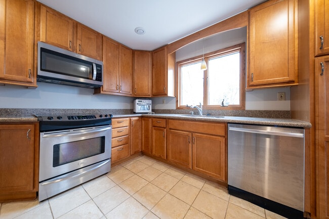 Building Photo - 1410 Juneau Ln N