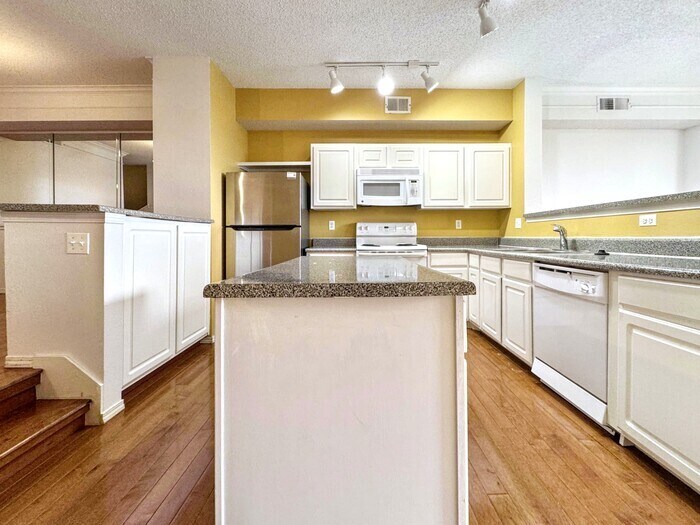 Building Photo - 2016 Oxford Ln