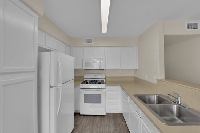 Building Photo - You will love this 2 bedroom condo! Update...