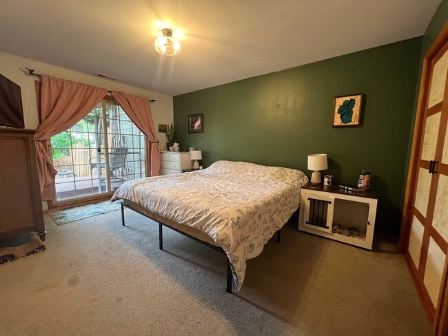 Building Photo - Three bedroom, 2.5 bath townhome