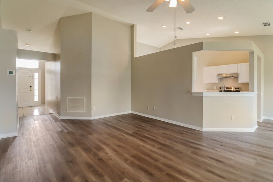 Building Photo - 12525 Midpointe Dr