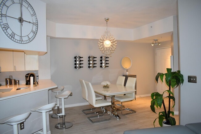 Building Photo - 3020 Alcazar Pl