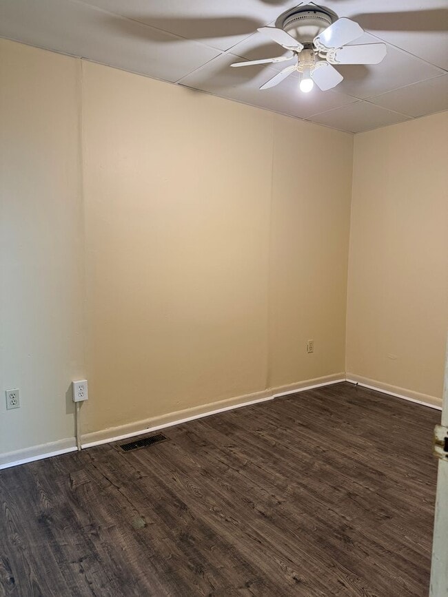 Building Photo - 560 Manor St