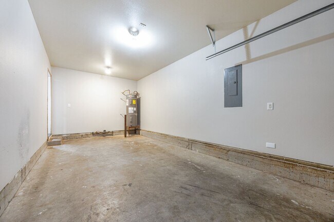 Building Photo - 4Bed/2.5 Bath available in SE Portland