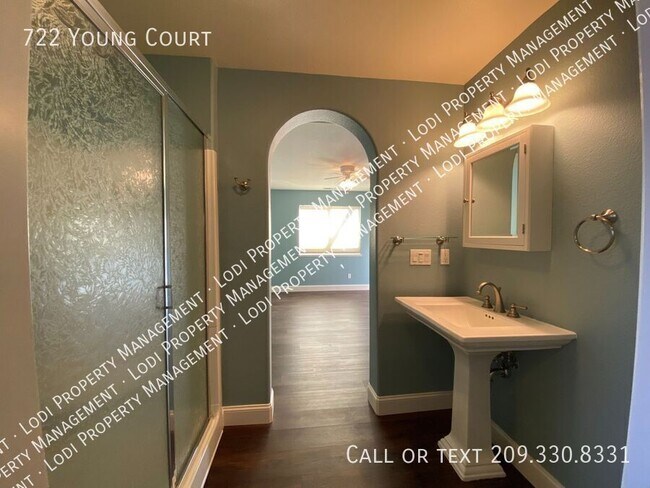 Building Photo - 722 Young Ct