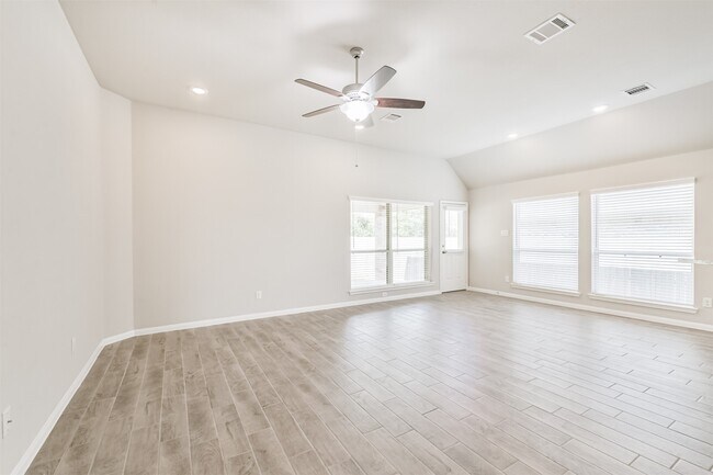 Building Photo - 419 Lazy Ln