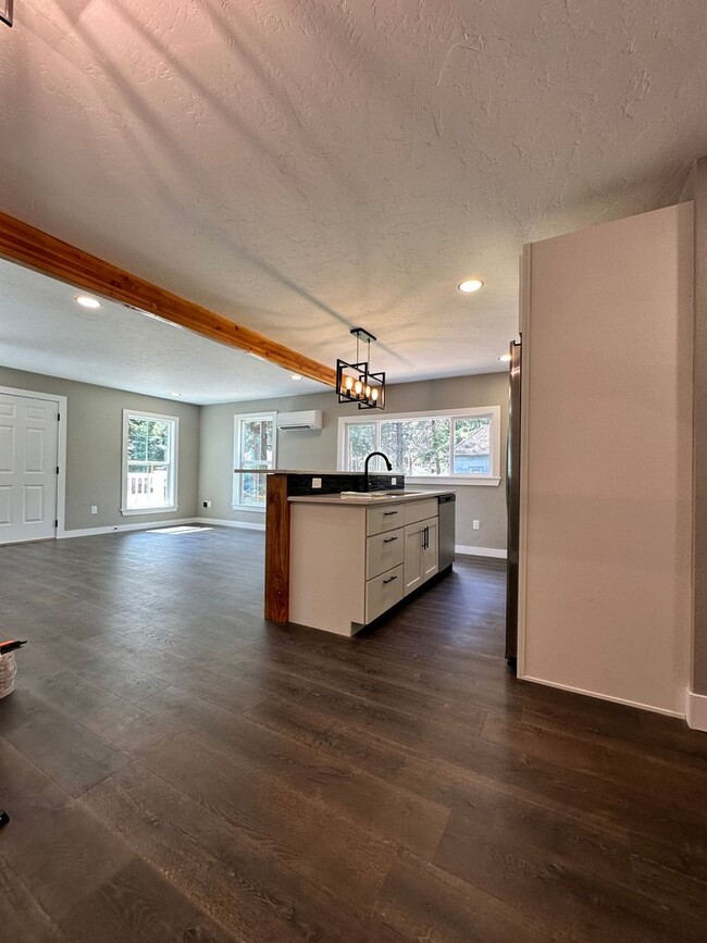 Building Photo - Gorgeous PET FRIENDLY fully remodeled house