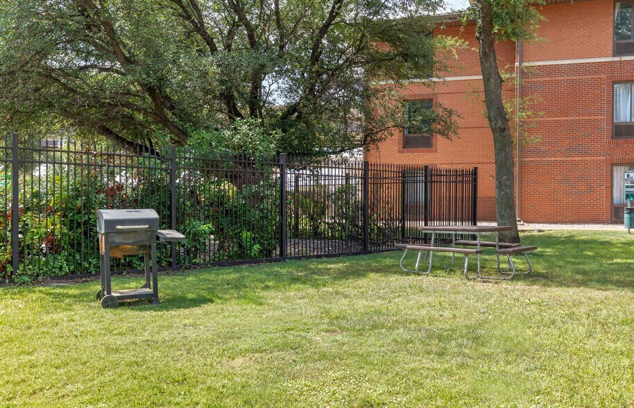 Building Photo - Furnished Studio-Arlington - Six Flags