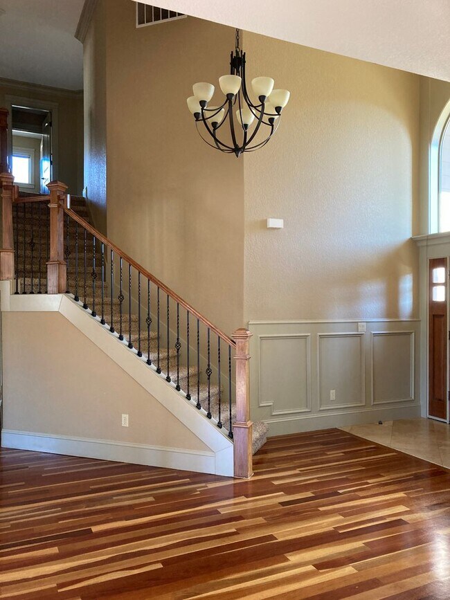 Building Photo - West Meadows Estate 2-Story Home in Salem