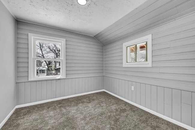 Building Photo - 1728 Hillview Rd