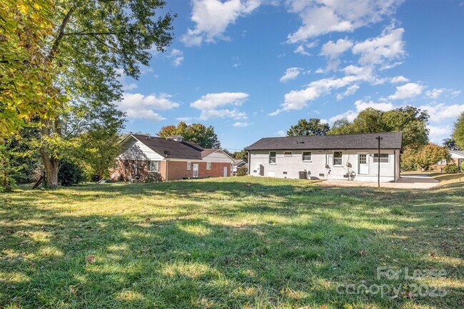 Building Photo - 3208 Clearview Dr