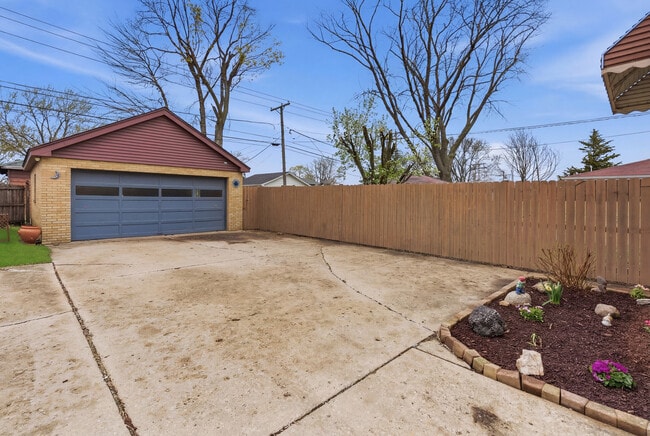 Building Photo - 1115 Kelly Ave