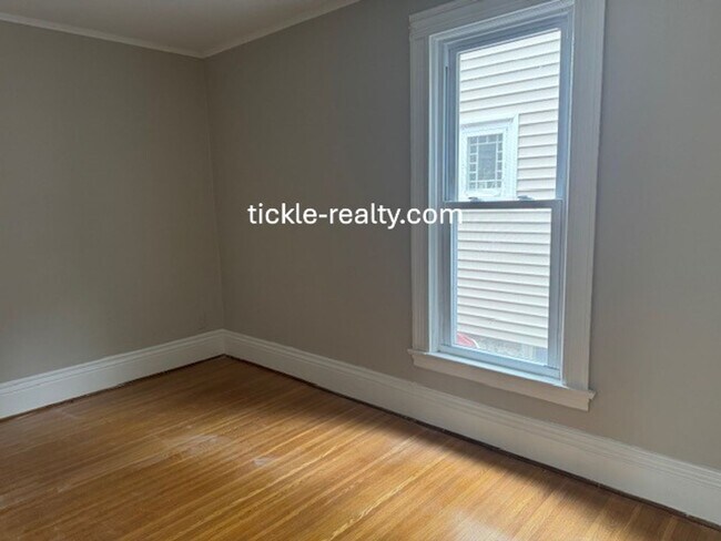 Building Photo - 4 Bedroom Park Ave House - 2 Full Baths, D...