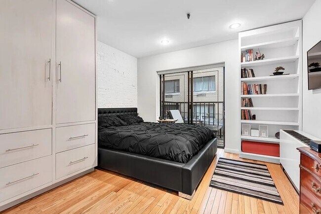 Primary Photo - 67 E 11th St