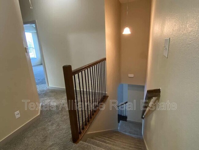 Building Photo - 3625 Valley Vista Dr
