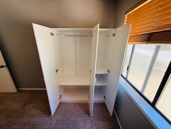 Building Photo - Pet Friendly 4 bed 2 bath house for rent at 1222. Jobs Peak