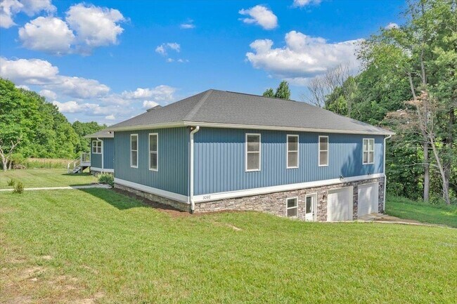 Building Photo - 3202 Mathews Ln