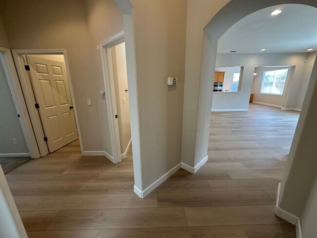 Building Photo - 5592 Plumbridge Way