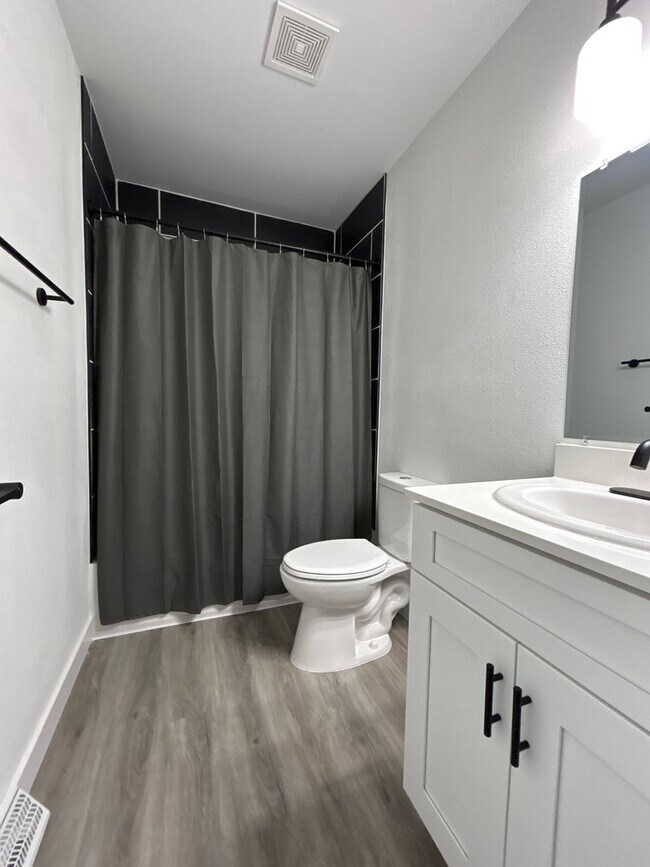 Building Photo - 2-Bedroom, 1-Bathroom Condo in South Bend – $1,464/Month (Lawn Care & Snow Removal Included!)