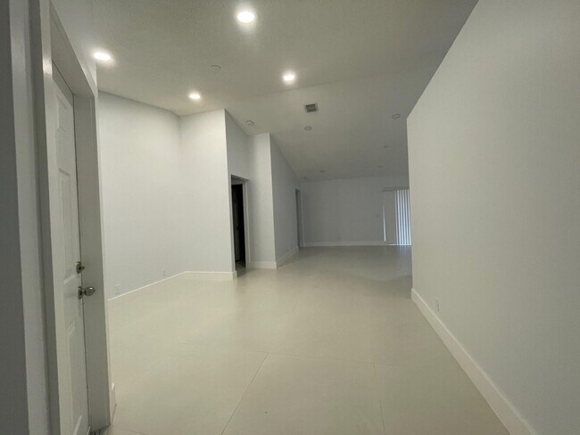 Building Photo - 1630 Zenith Way