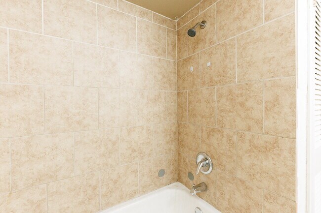 Building Photo - Cute House Convenient to Campus, Shopping,...