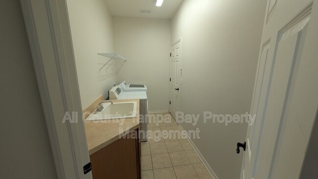 Building Photo - 17449 New Cross Cir