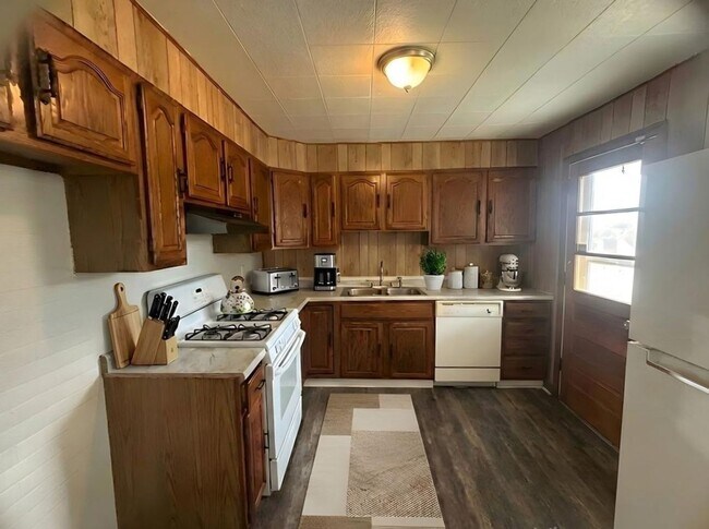 Building Photo - 2 Bed/ 1 Bath, Half Duplex in Clairton