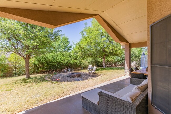 Building Photo - Beautiful Home in the Golf Course Area