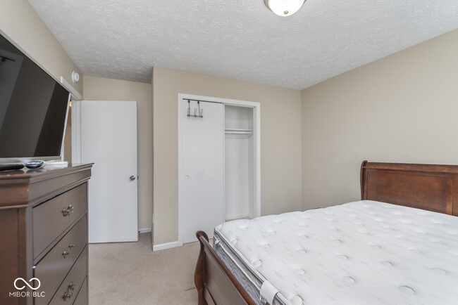 Building Photo - 381 Longview Bend