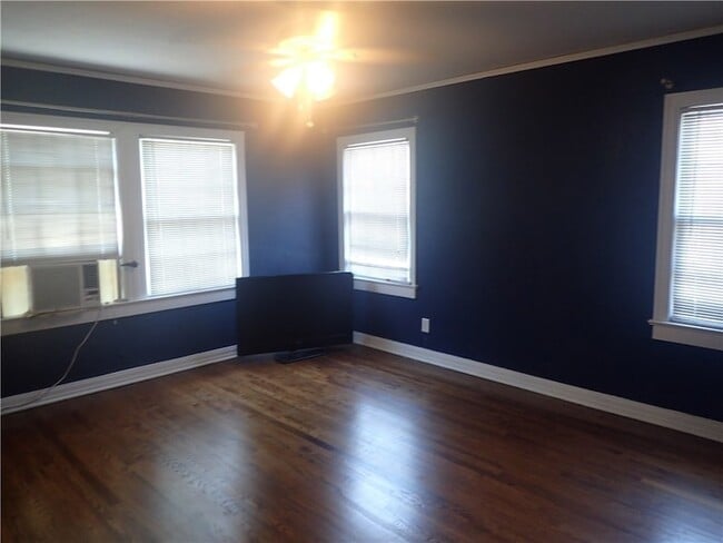 Building Photo - 5918 La Vista Dr