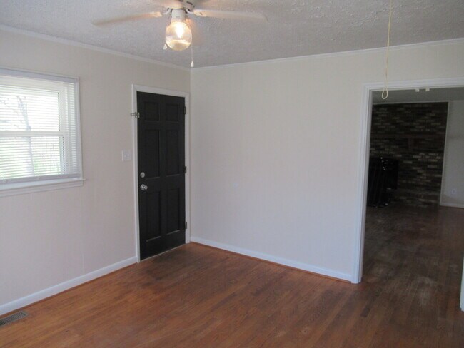 Building Photo - Charming Brick Ranch in a Convenient Lincolnton Location!