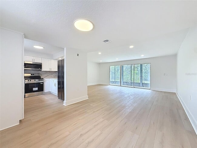 Building Photo - 200 Country Club Dr