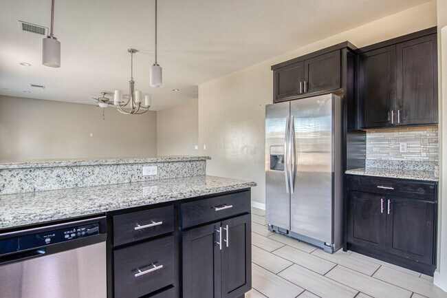 Building Photo - Furnished Eastside Beautiful 3 bed/2 baths for RENT Utilities & Wi-Fi INCLUDED