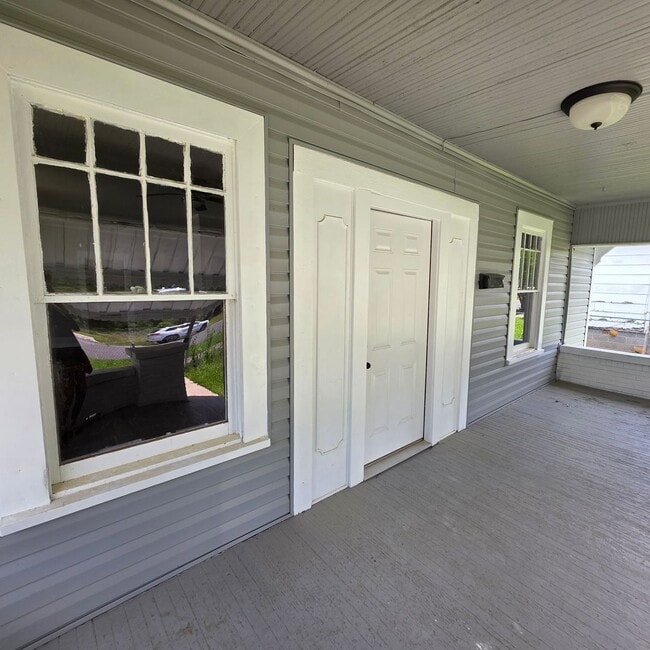 Building Photo - Beautifully Renovated 3 Bedroom 1 Bath Home