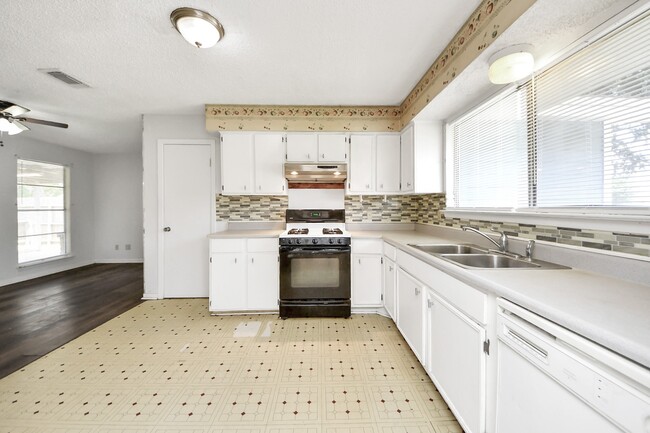 Building Photo - 1324 Bennett Dr