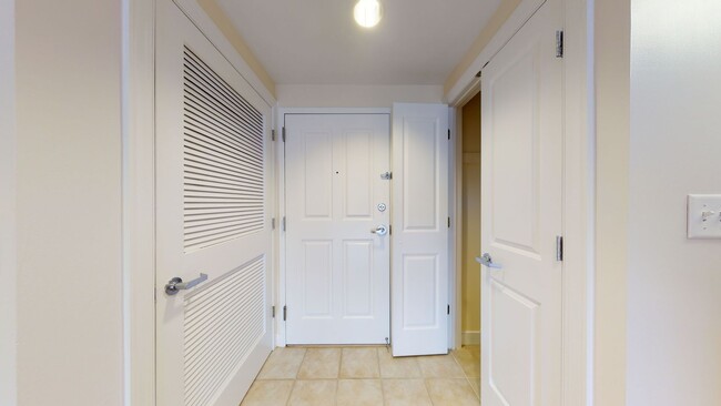 Building Photo - Chinatown 2 Bedroom 2 Bathroom In Amazing Centralized Building-Amenities Galore! Pets Welcomed!