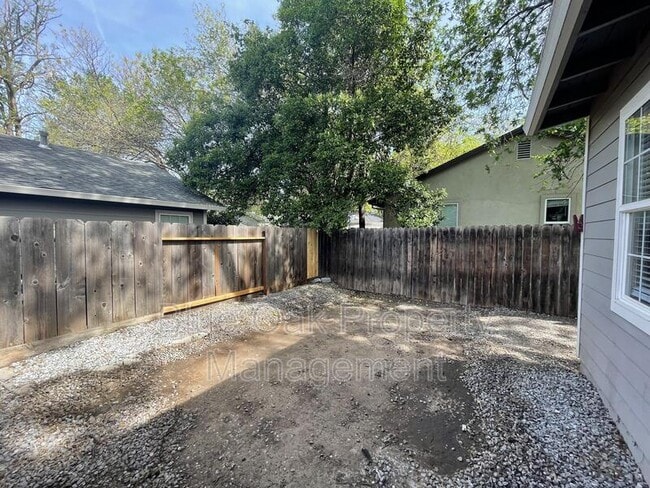 Building Photo - 524 W 1st Ave