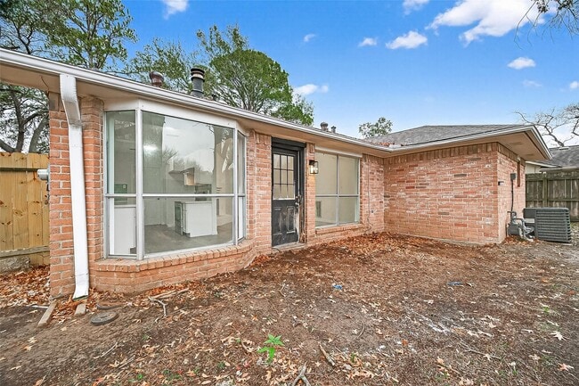 Building Photo - 16235 La Terra Dr