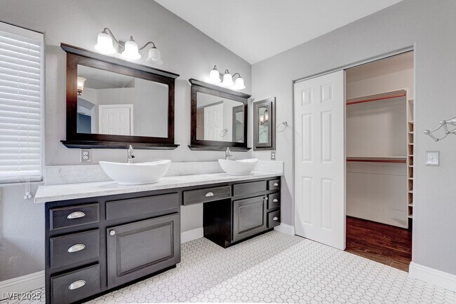 Building Photo - 8408 Bay Point Dr