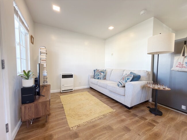 Building Photo - Atwater Village Bungalow Unit #2