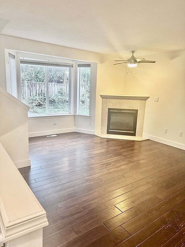 Building Photo - Spacious 2-Bed Townhouse in Seattle’s Greenwood / Phinney Area