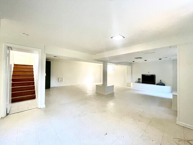 Building Photo - 902 Malta Ln