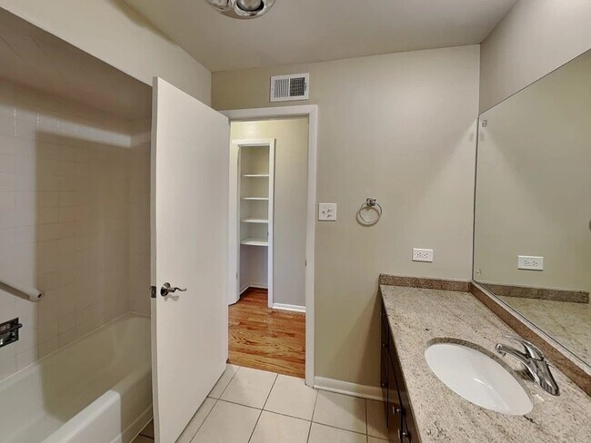 Building Photo - 8260 Bromley St