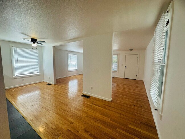 Building Photo - Spacious 1 Bedroom in Downtown Sacramento Where Convivence Is KEY! CALL Today To Schedule a Showing!