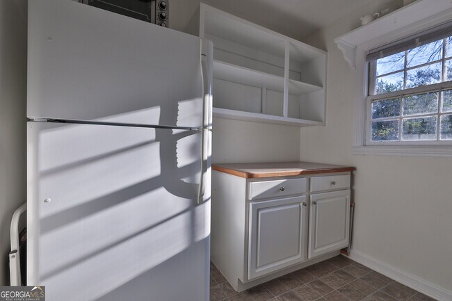 Building Photo - 487 Lakeshore Dr NE