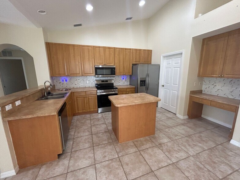 Building Photo - Gorgeous 4/2 wont last long