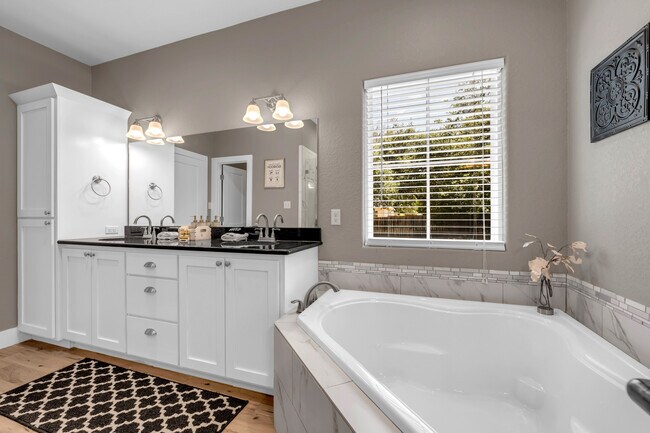 Building Photo - 113 Winding Oak Dr