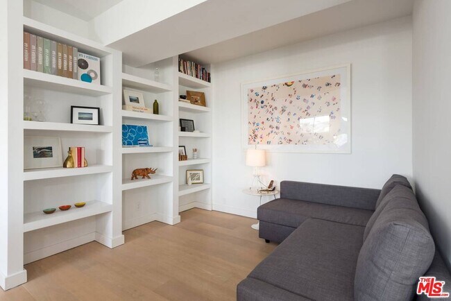 Building Photo - 838 N Doheny Dr